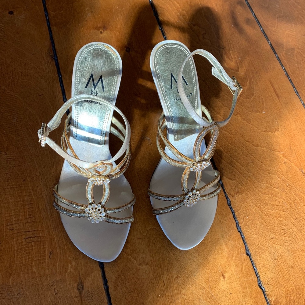 Sexy beautiful gold elegant 3” heels